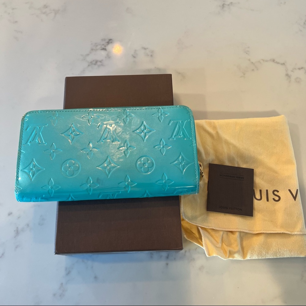 SALE!! Rare authentic louis vuitton monogram vernis wallet turquoise